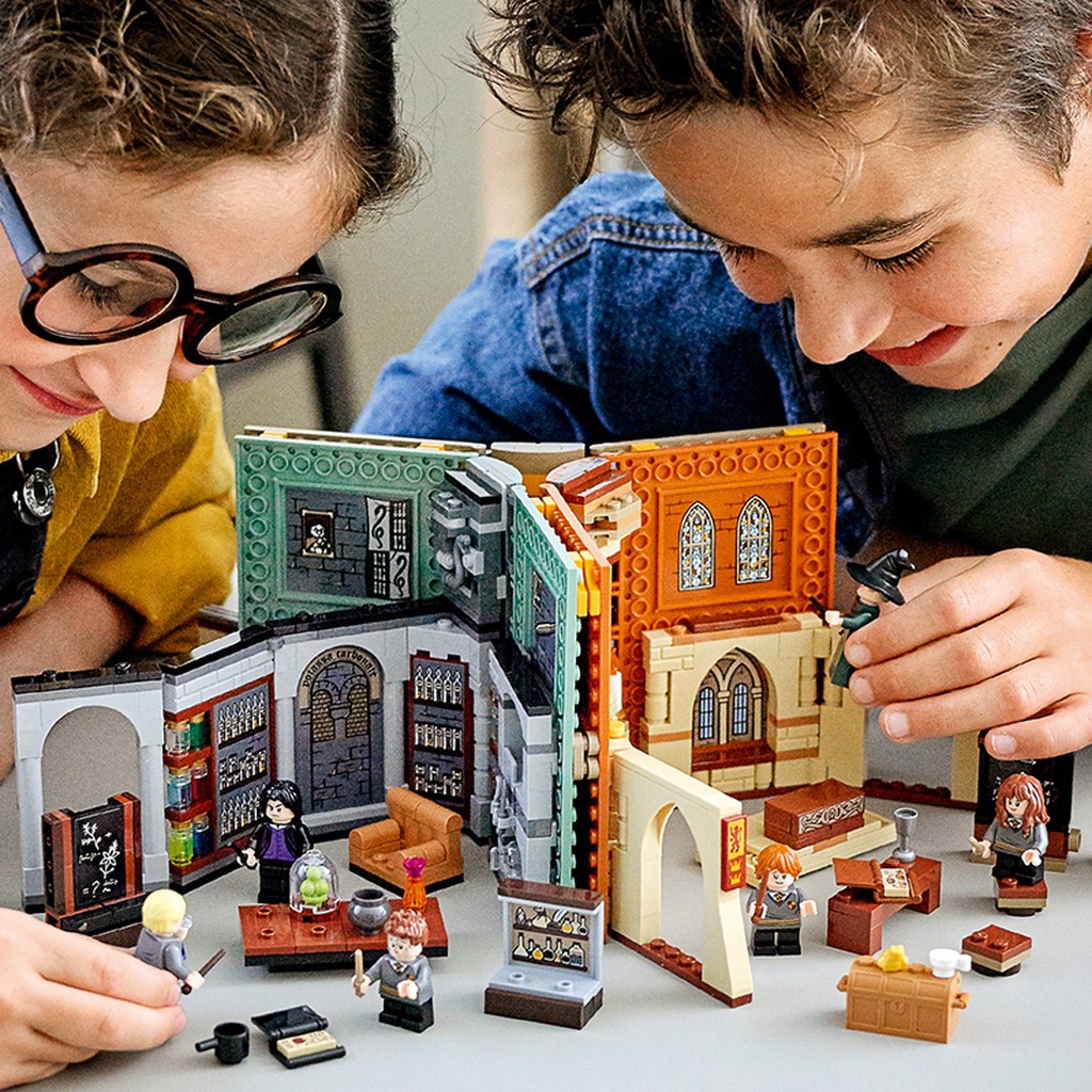 Đồ Chơi Lắp Ráp LEGO HARRY POTTER Lớp Học Môn Độc Dược 76383 Cho Bé Trên 8 Tuổi